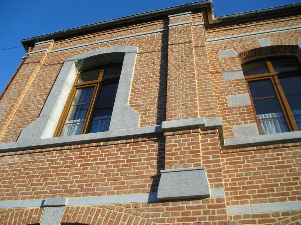 EURL LELEUX JOHANN Tailleur De Pierre Wallers En Fagne Pierres D'angle 138